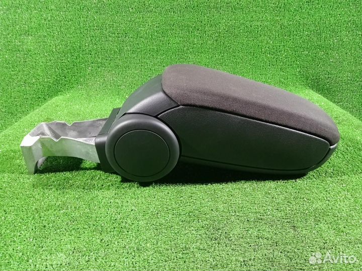 Подлокотник Audi A3 8P caxc (1.4T) 2010