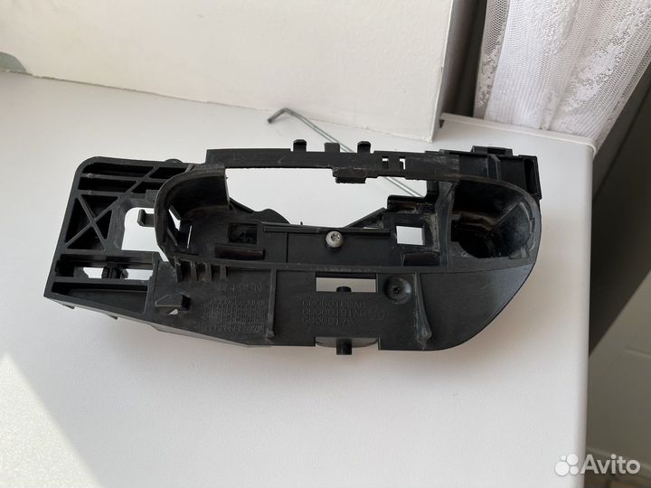 Кронштейн ручки двери левый Dodge Challenger