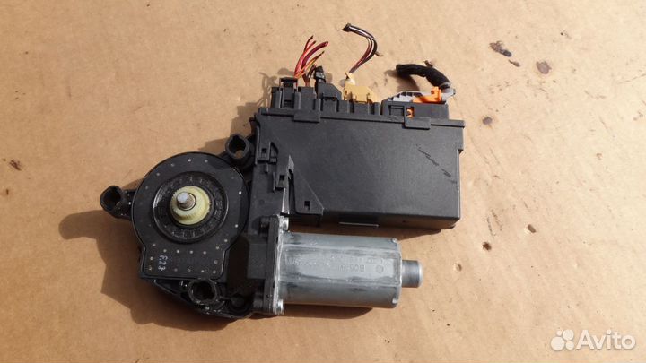 Моторчик стеклоподъемника правый Ауди А4 Б6 Б7