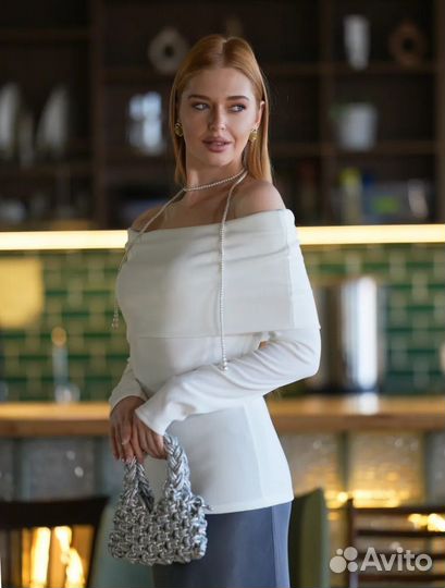 Свитер с открытыми плечами