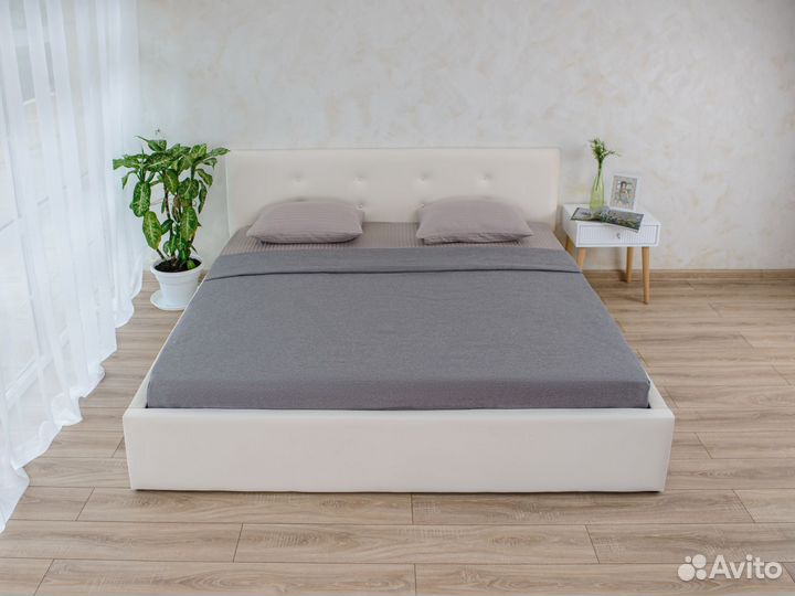 Кровать двуспальная 200 на 200 с мягкой обивкой