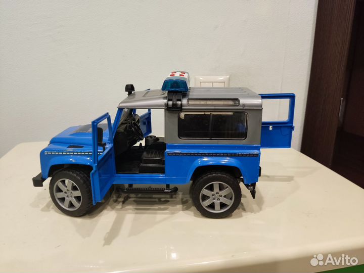 Полицейский внедорожник Bruder Land Rover