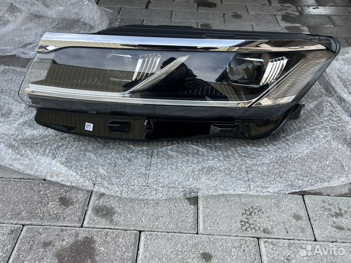 Фара передняя левая Volkswagen Tuareg 3 (18-23)