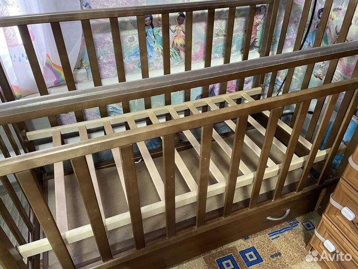 Детская кроватка с продольным маятником