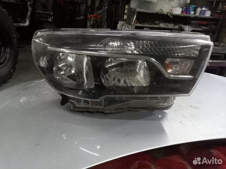 Передняя правая фара LADA Vesta