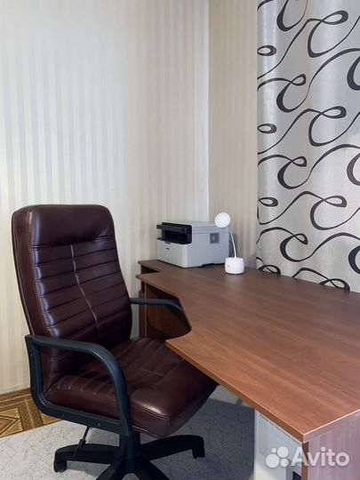 Кожаное кресло руководителя