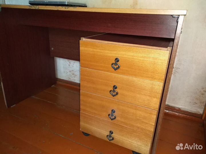 Стол письменный:116х65 с тумбой на колесах: 43х53