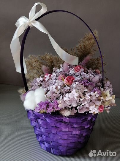 Корзина с гортензией и розами
