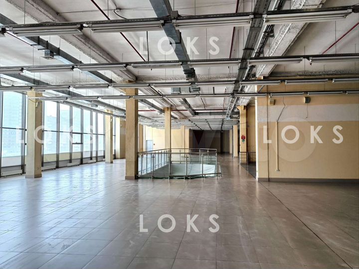 Универсальное 1560 м² напротив 