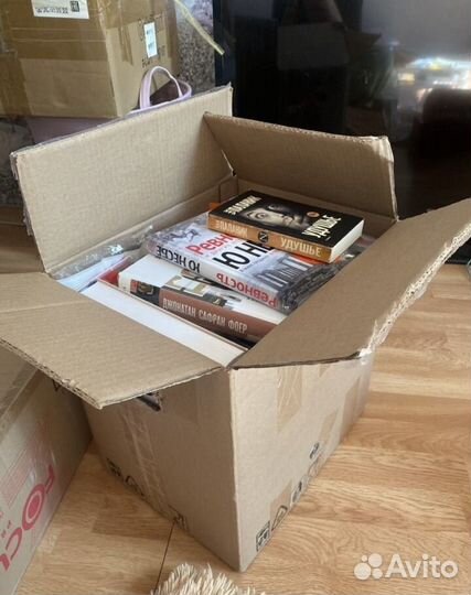 Кацелярия и книги коробкой