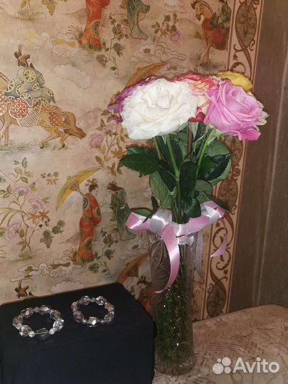 Два сверкающих браслета на руку