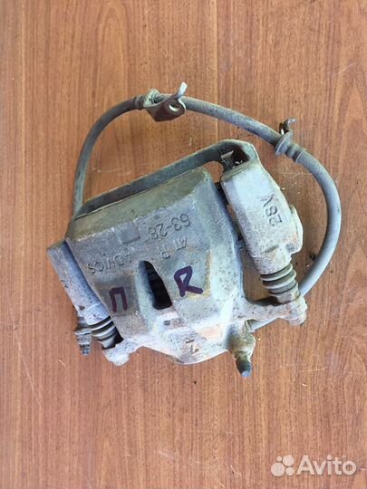 Суппорт передний правый Toyota RAV4 30