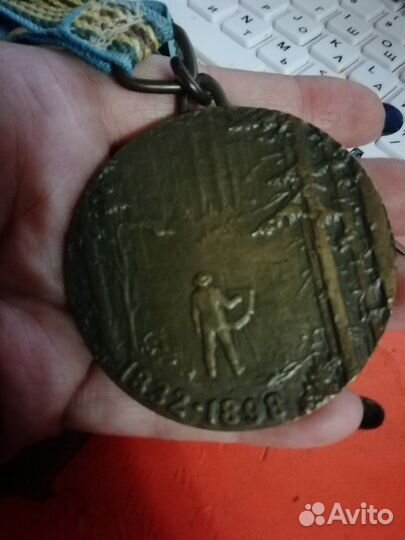 Медали Лазарев и Шишкин