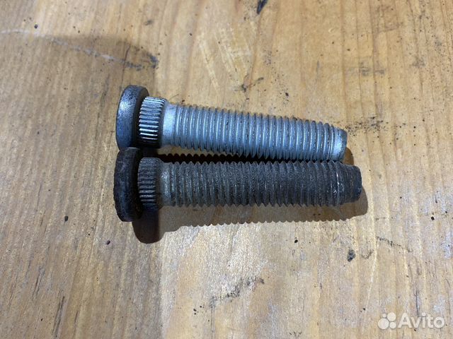 Шпилька колесная