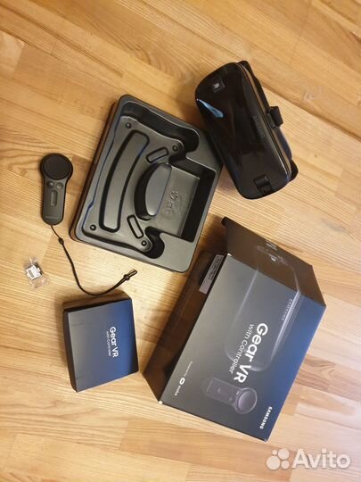 Виртуальные очки Samsung Gear VR с джойстиком
