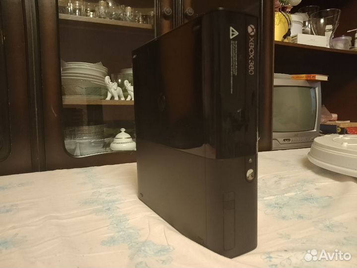 Xbox 360 E 512gb, прошивка LT 3.0 Большой комплект