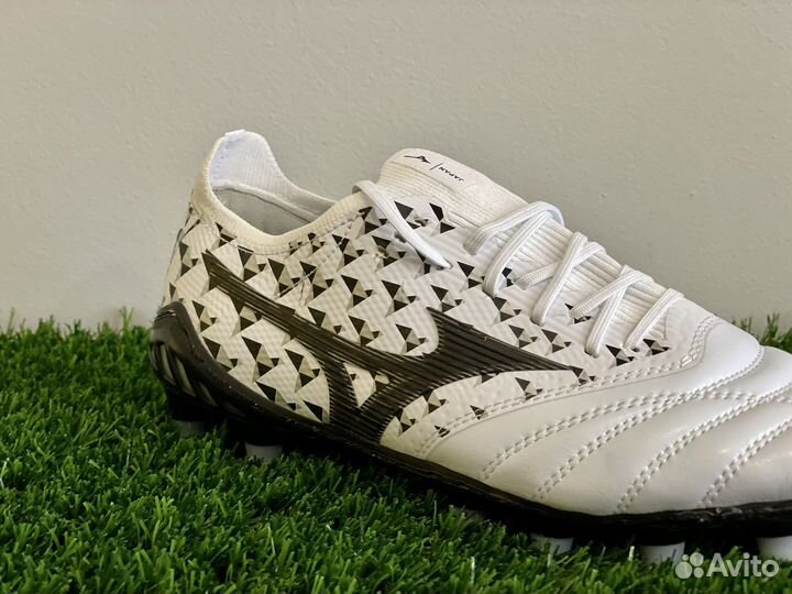 Футбольные бутсы Mizuno Morelia Neo бело-черные