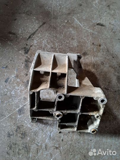 Кронштейн генератора Mercedes W140