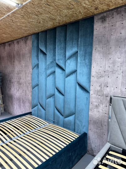 Кровать с изголовьем до потолка