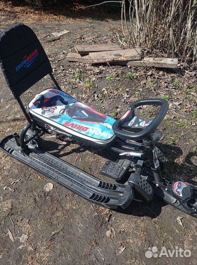 Детский снегокат с ручкой и колесами