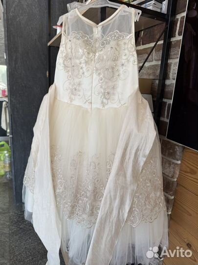 Шикарное итальянское платье с пышной юбкой