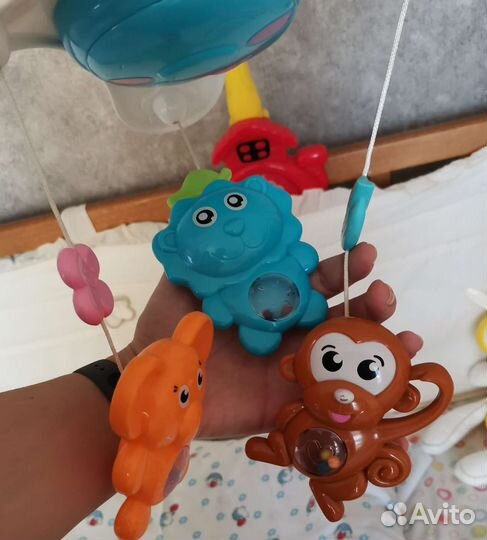 Музыкальный мобиль на кроватку