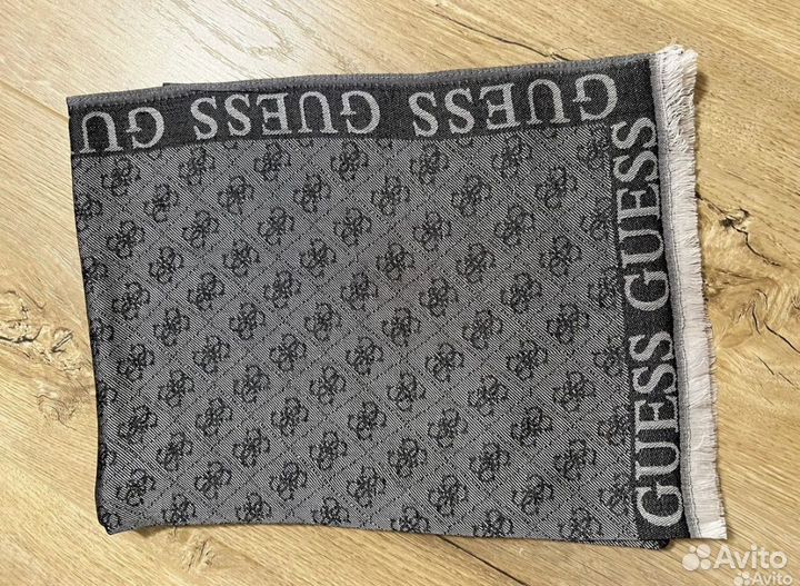 Палантин Guess