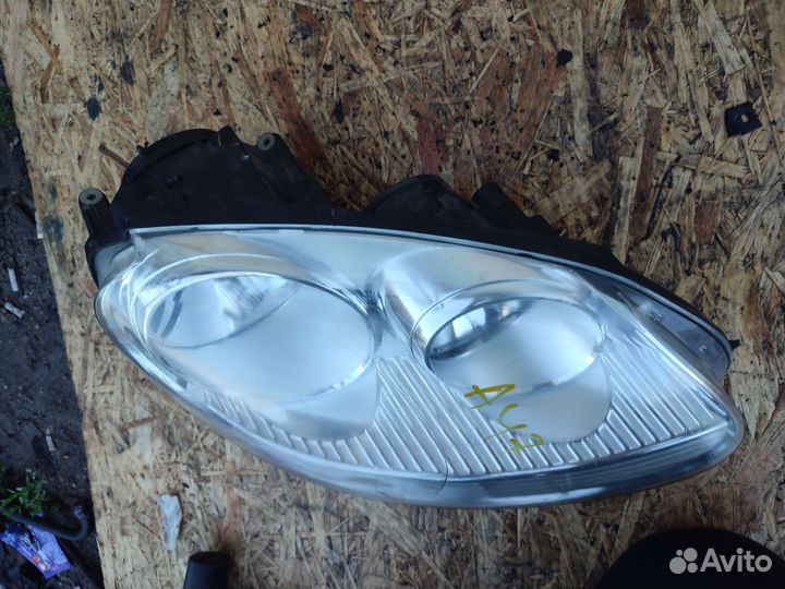 Правая фара Vw Jetta 5 с дефектом