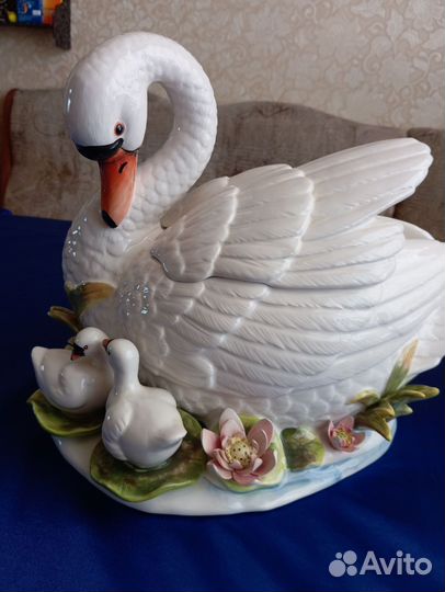 Супница Лебедь