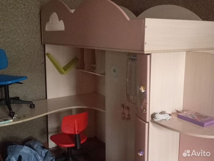 Детская кровать чердак со столом и шкафом