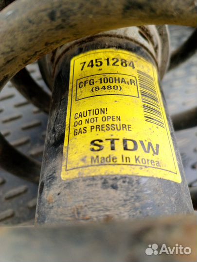 Стойка передняя на Шевроле Каптива 2008г