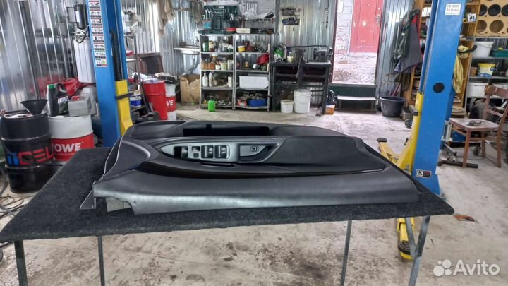 Левая обшивка дверной карты Mitsubishi Outlander3