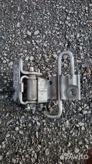 Петля двери передней правой Бора Гольф-4