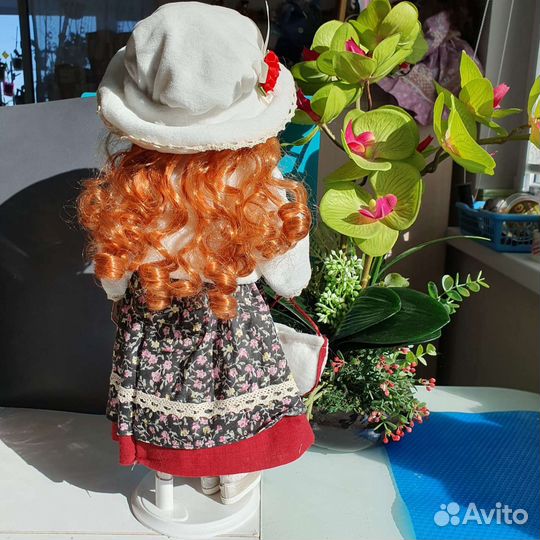 Кукла фарфоровая