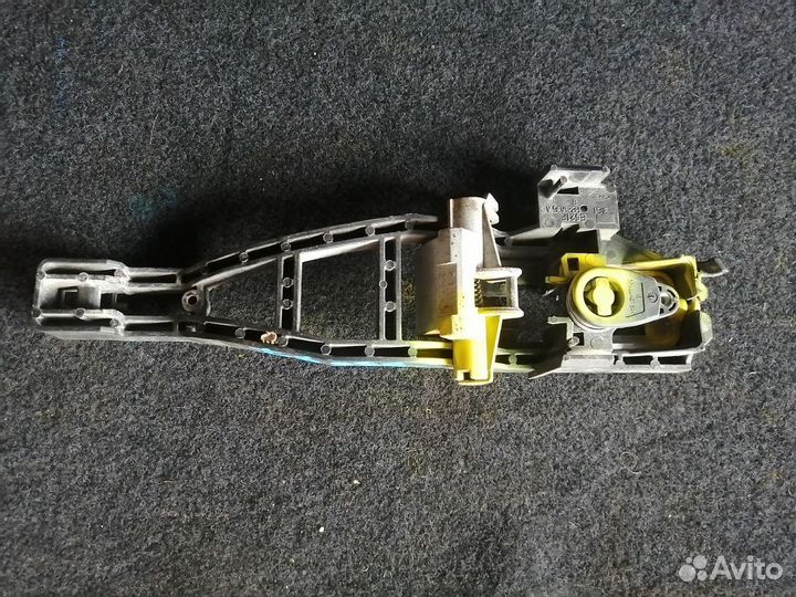 Кронштейн ручки передней правой Ford Focus 2