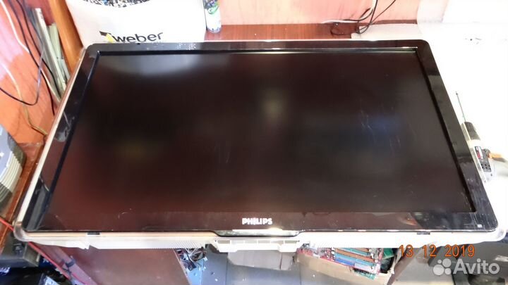 LC420WUE(SA)(A1) сильные царапины В правой части