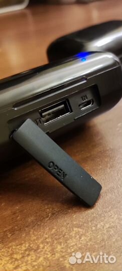 Bluetooth гарнитура с двумя кейсами