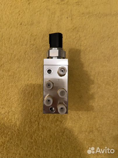 Блок клапанов пневмоподвески Мерседес W211 CLS55