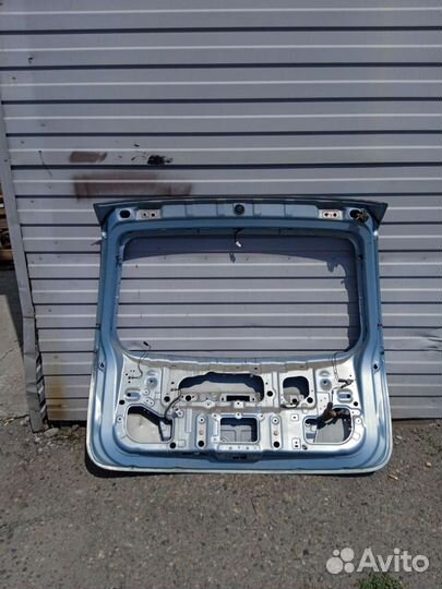 Дверь багажника Nissan Tino