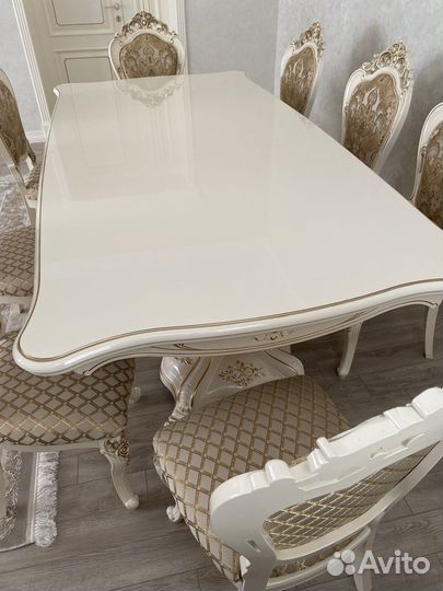 Стол и стулья в гостинную