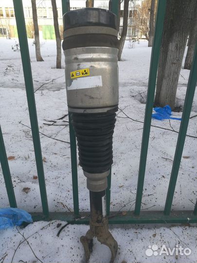 Пневмостойка передняя лева Jeep Grand Cherokee WK2