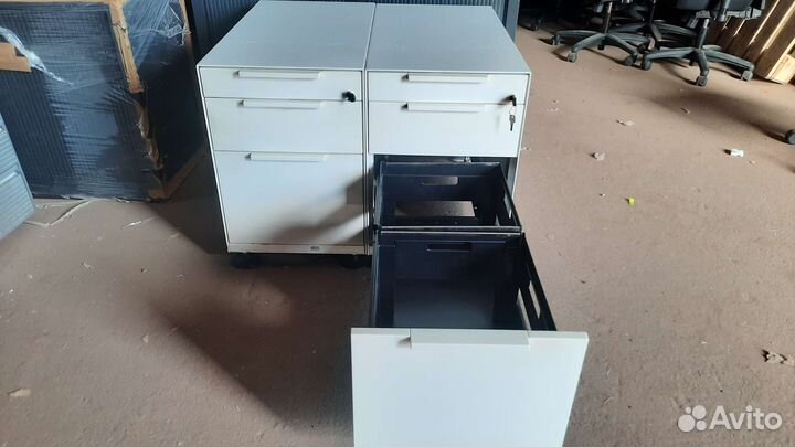 Тумбы инструментальные, металлические Vitra