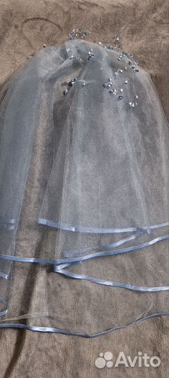 Фата голубая и цветы для прически