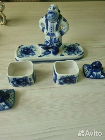 Гжель статуэтка-шкатулка Мужик с Коробами