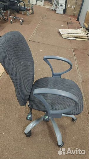 Офисное кресло серое