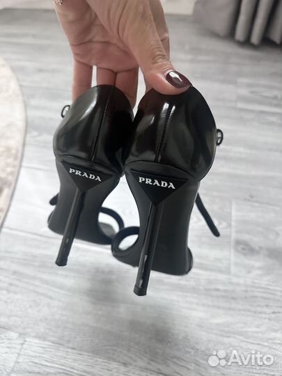 Босоножки Prada классические, состояние хорошее, 1