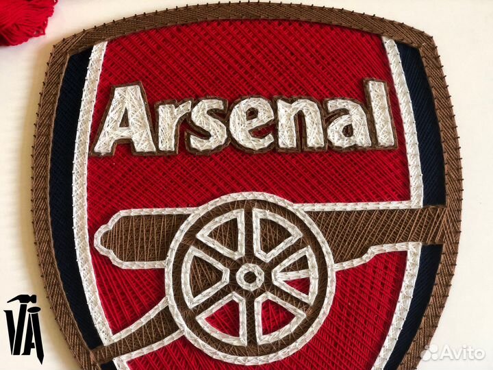 Эмблема футбольного клуба из гвоздей и нитей