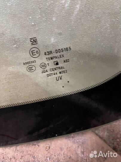 Заднее стекло infiniti