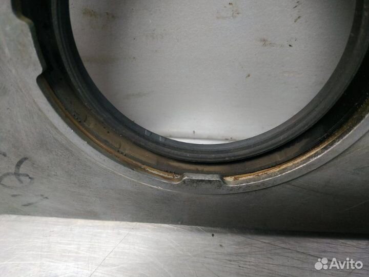 Крышка коленевала задняя Nissan Armada TA60 VK56DE