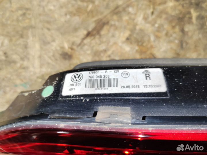 Фонарь крышки багажника правый Volkswagen Touareg